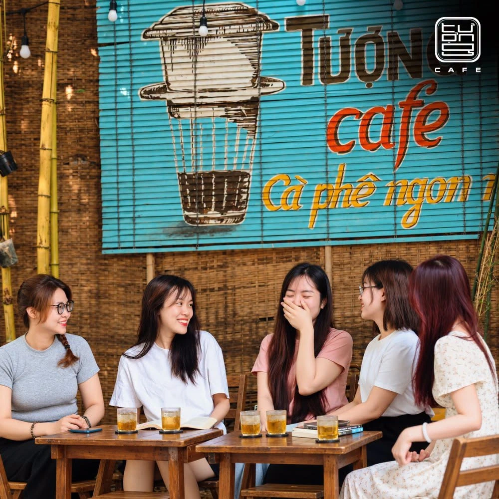 Góc cà phê và trò chuyện bên bảng hiệu Tượng